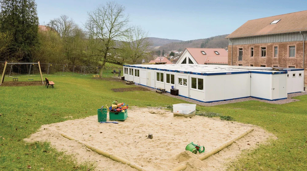 Containeranlage: Kita mit Sandkasten 