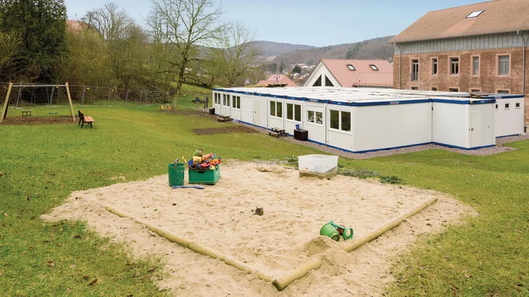 Containeranlage: Kita mit Sandkasten 