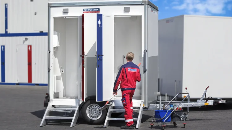 Reinigung eines Toilettenwagens