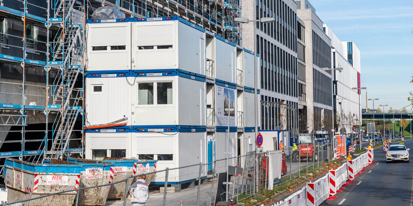 Mehrstöckige Containeranlage an einer Baustelle