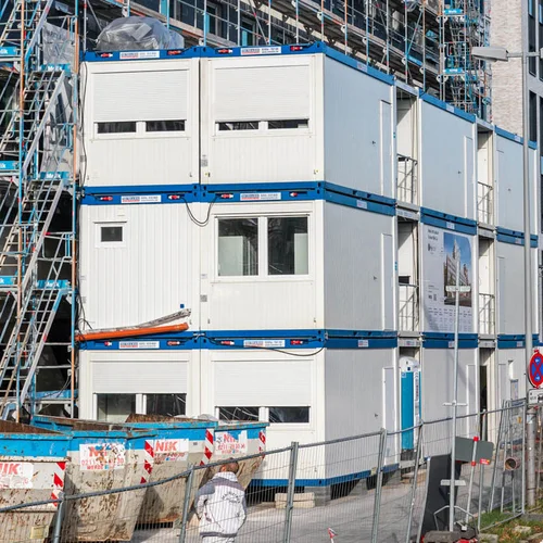 Mehrstöckige Containeranlage an einer Baustelle