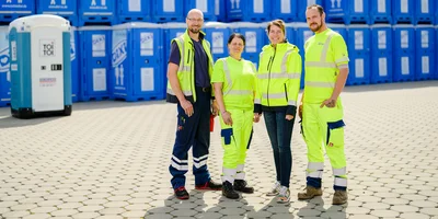Mitarbeiter vor Toilettenkabinen