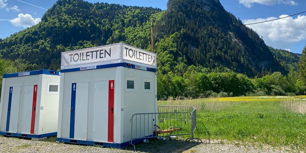 Sanitärcontainer vor einem Berg