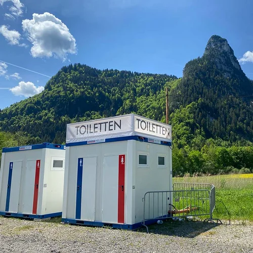 Sanitärcontainer vor einem Berg