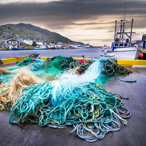 Fischernetze liegen am Hafen