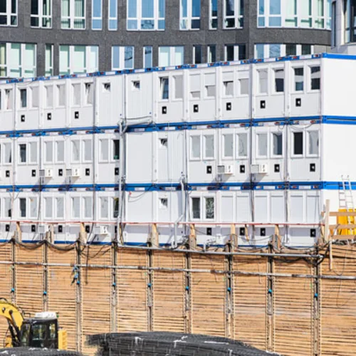 Mehrstöckige Containeranlage an einer Baustelle
