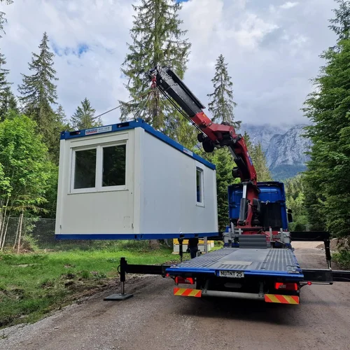 Container wird mit Kran vom LKW gehoben