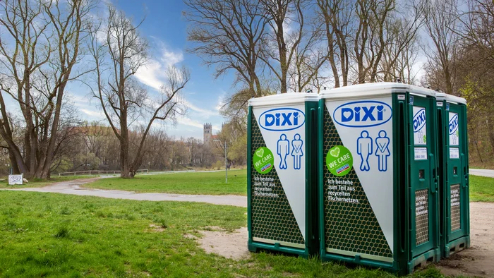 Drei DIXI GREEN Kabinen in einem Park