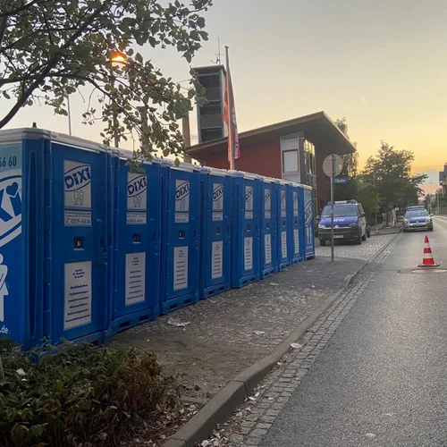 Eine Reihe DIXI PLUS Kabinen an einer Straße