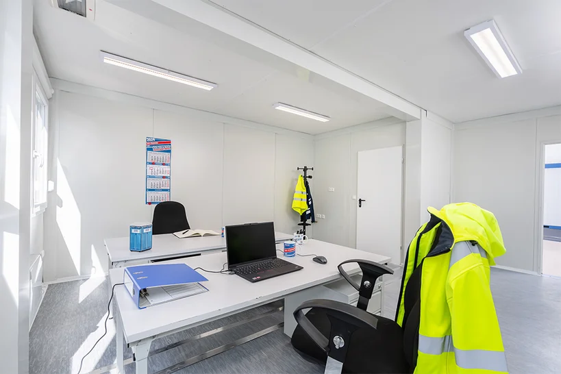 Innenansicht eines Raumcontainers Ausstattung Büro