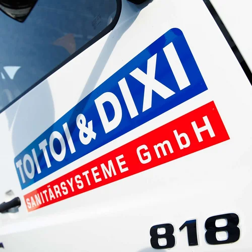 TOI TOI und DIXI Logo auf Fahrzeug