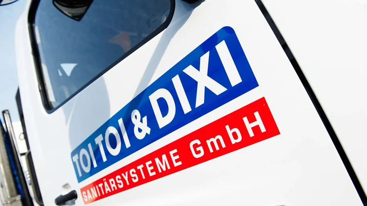 TOI TOI & DIXI Logo auf einem Fahrzeug