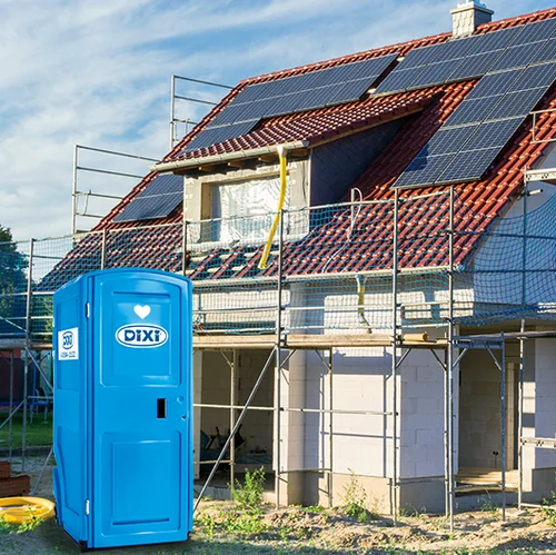 Sanierungsarbeiten an einem Haus und auf dem Dach