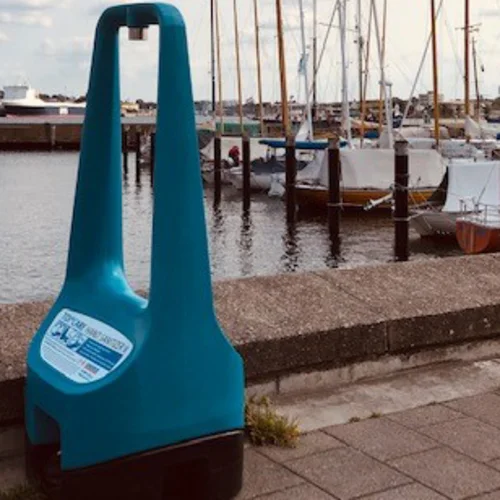 TOI CARE am Rand eines Hafens