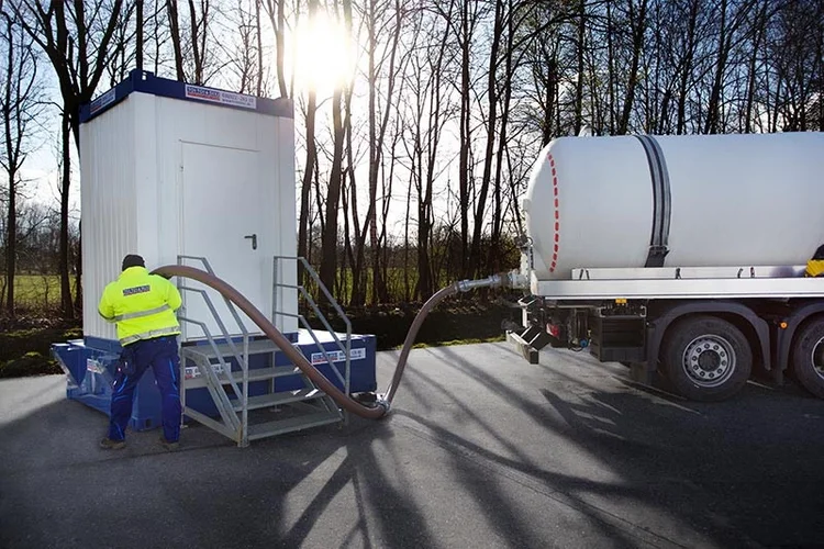 Entleerung eines Abwassertanks unter einem Sanitärcontainer