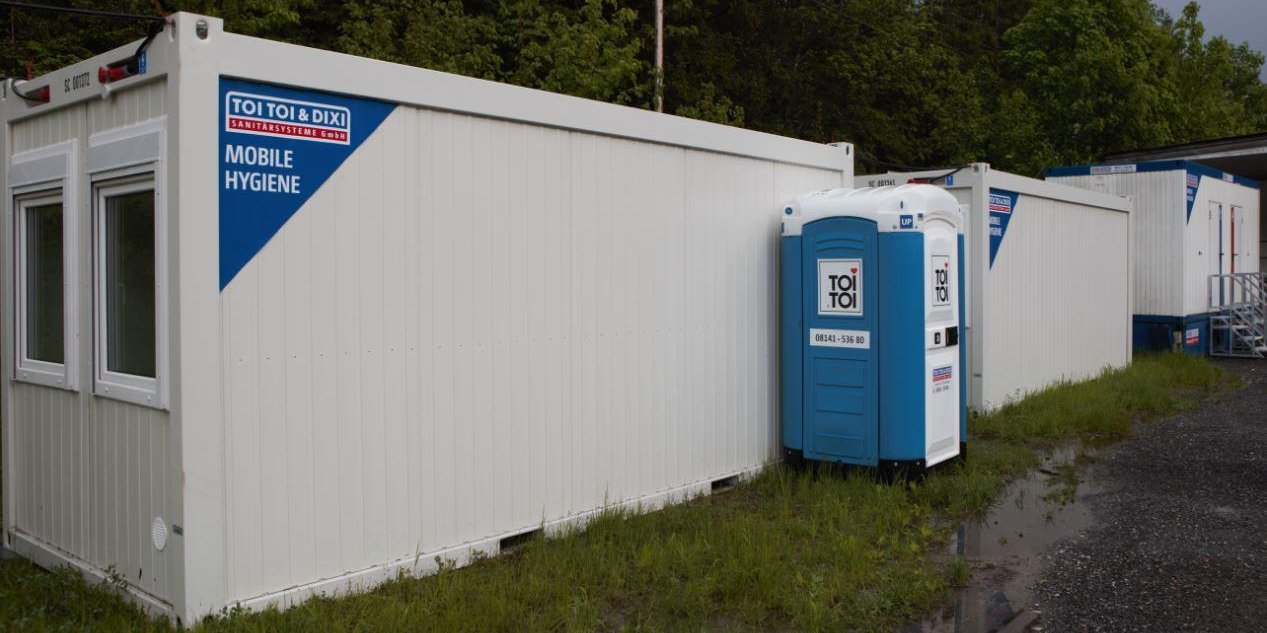 Container und Toilettenkabine