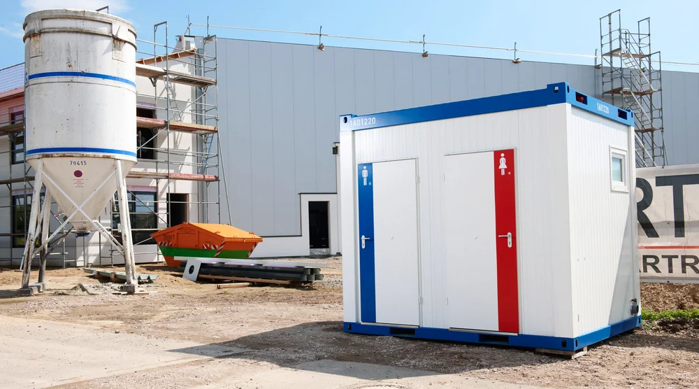 Bau: Kleine gewerbliche Baustelle mit einem Container