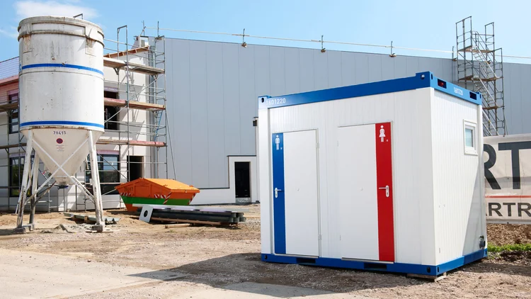 Bau: Kleine gewerbliche Baustelle mit einem Container