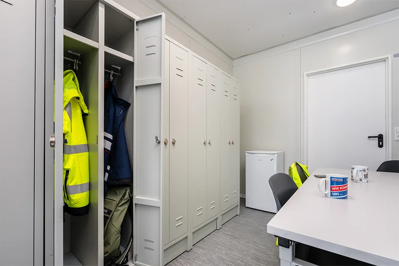 Innenansicht eines Raumcontainers Ausstattung Umkleide