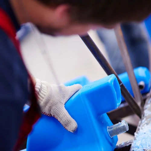 Kunststofftechnik: bei der Arbeit