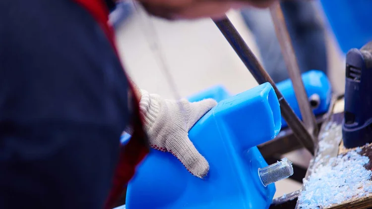 Kunststofftechnik: bei der Arbeit