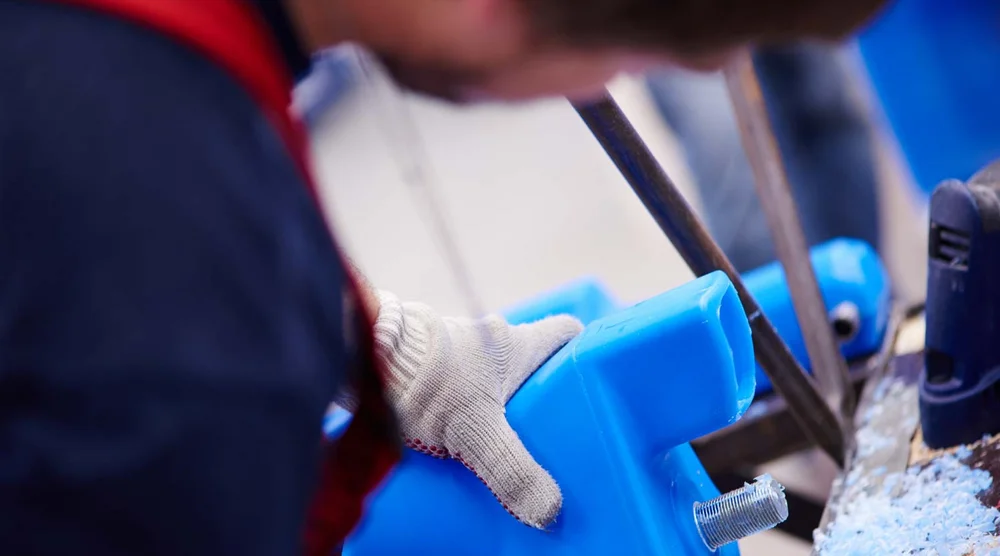 Kunststofftechnik: bei der Arbeit