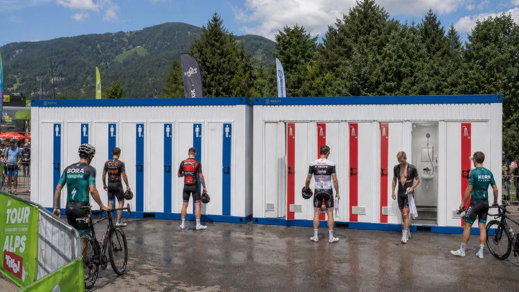 Sanitärcontainer bei einer Triathlon Veranstaltung