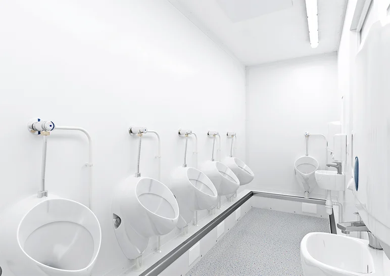 Innenansicht großer WC-Container