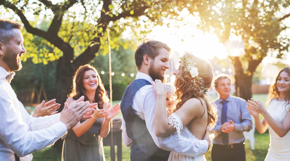 Hochzeitspaar beim Tanzen auf einer Party im Garten