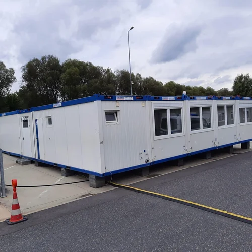 Containeranlage an einer Straße