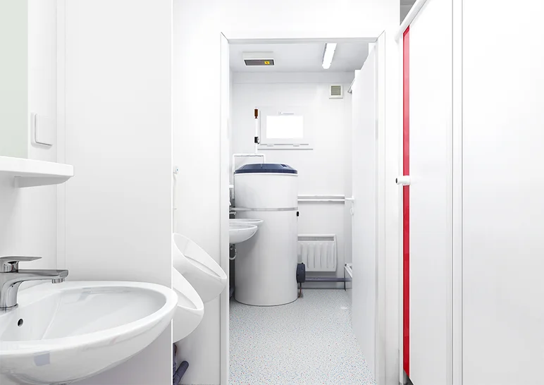 Innenansicht WC-Dusch-Container mit Waschbecken