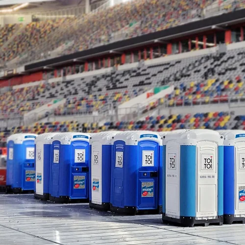 Mehrere Toilettenkabinen im Innenraum eines Stadions
