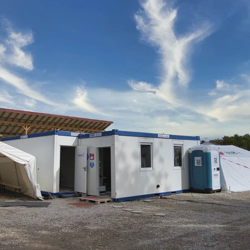 Temporäre Impfstation aus Zelten, Containern und Toilettenkabinen