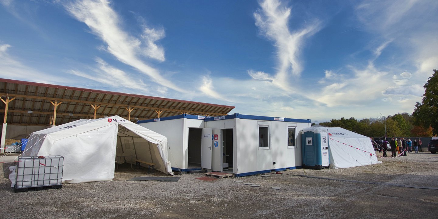 Temporäre Impfstation aus Zelten, Containern und Toilettenkabinen