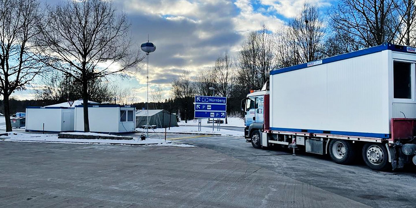 Raumcontainer auf einem LKW an einem Rastplatz