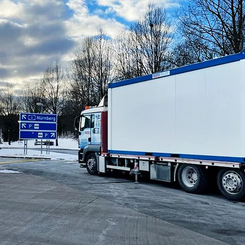 Raumcontainer auf einem LKW an einem Rastplatz
