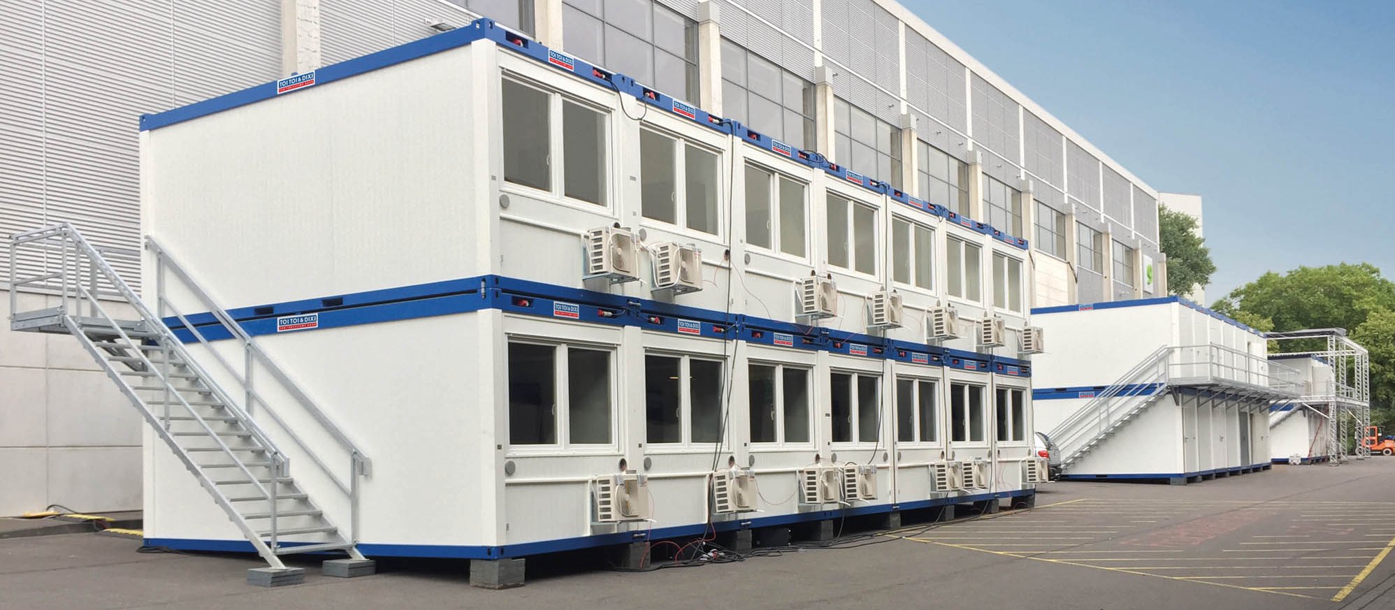 Containeranlage vor Gebäude