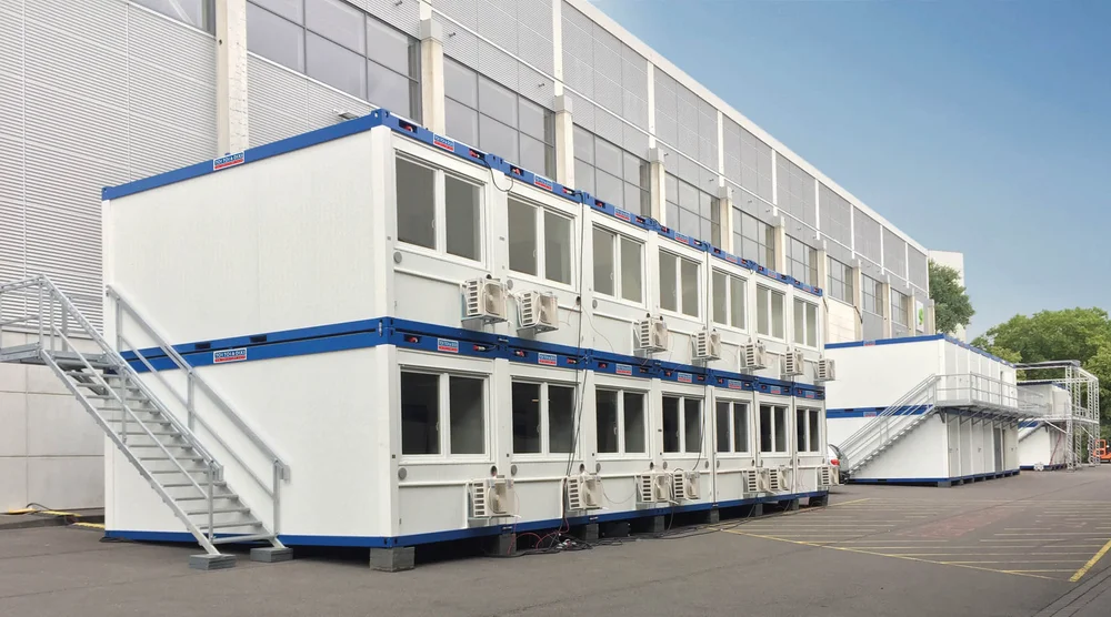 Containeranlage vor Gebäude