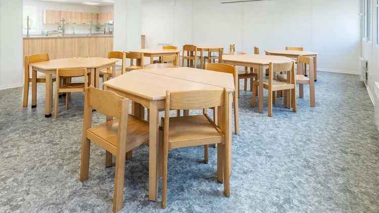 Kindermöbel in einer Containeranlage