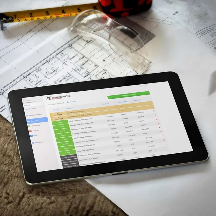 Tablet mit geöffneter Kundenportal App
