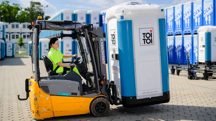 Toilettenkabine wird auf Gabelstapler transportiert
