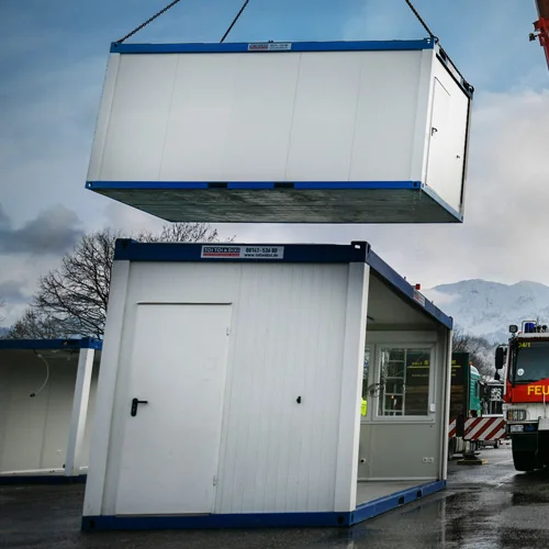 Container hängt am Krank und wird platziert