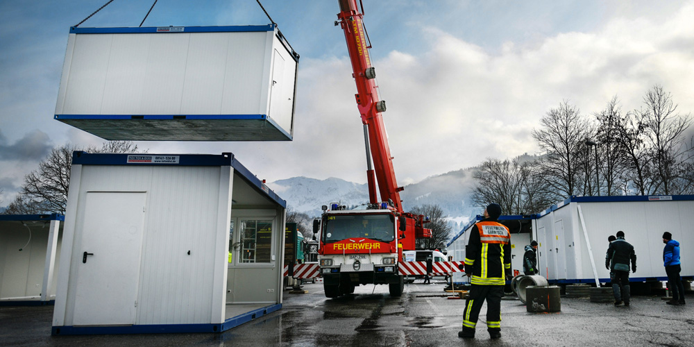 Container hängt am Krank und wird platziert