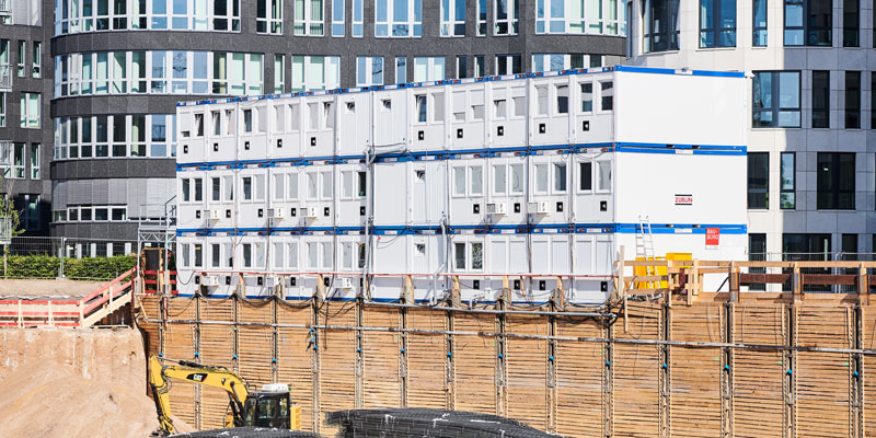 Mehrstöckige Containeranlage an einer Baustelle